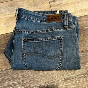 Lee denim capris. Medium wash mid rise. Size 14 petite